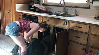Удачливый сантехник трахается с подростком - Эрин Электра