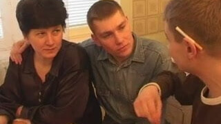 ГангБанг с милфой, которая дает в щель молодым поклонникам