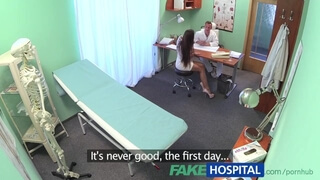 FakeHospital Молодой доктор трахает свою сексуальную новую медсестру