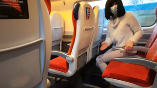 Мамаша подсела к незнакомцу в электричке и присосалась к его пенису