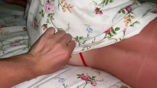 Мамочка обгорела на пляже, но это не помешало ей потрахаться вечером с сожителем