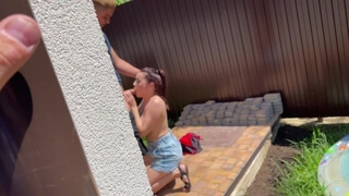Полуголая милфа на высоких каблуках делает минет любовнику, стоя на коленях