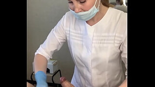 Мужчина мощно кончает прямо на процедуре депиляции. Как вы думаете, как я удалила его сперму?