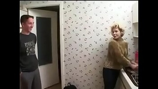 Милфа позвала в гости соседа, который принялся долбить ее в возбужденную киску