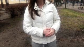 Мамочка в белой куртке и с темными волосами зашла в гости к кавалеру и принялась дрочить его пенис