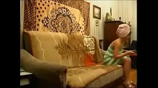 Алкоголик подглядывает за замужней соседкой в ванной и совращает её на секс
