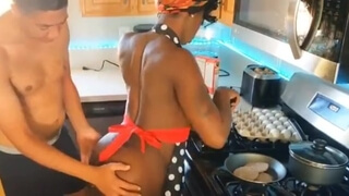 Негритянка в фартуке и с загорелой кожей прогнулась перед приятелем, чтобы потрахаться в киску