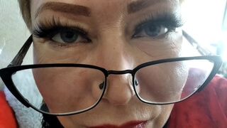 Зрелая дама с короткой стрижкой засветила щелью перед поклонником и сделала ему минет