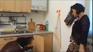 Чулки брюнетка домохозяйка нужен секс