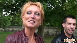 Худощавая женщина с рыжими волосами сделала минет пикаперу и трахнулась с ним