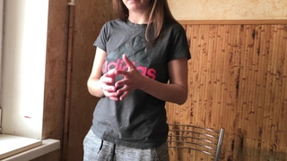 Мамочка в спортивной футболке встала в позу, чтобы хахаль мог оттрахать ее без резинки