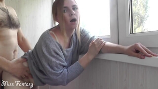 Горячая мамка в серой кофточке берет в рот пенис хахаля на балконе