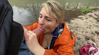 Грудастая блондинка жена сосет и трахает своего мужа на улице