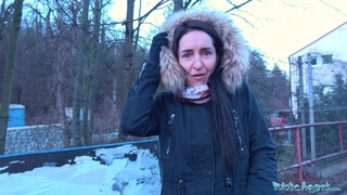 Public Agent : Пикапер легко цепанул маму на улице и оттрахал в машине, не снимая с неё трусики