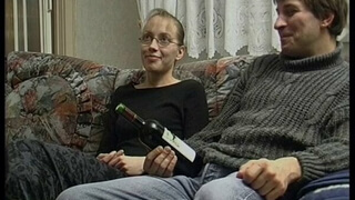 Немец пришел к одинокой немке за тридцать в гости и помастурбировал ей щелку