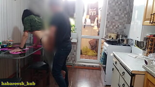 Пока муж отлучился с кухни, сосед насадил его жену на член