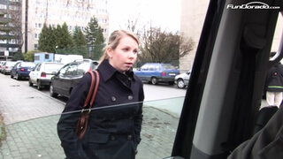 Alica wird vom fremden im Auto gebumst - Bumsbus