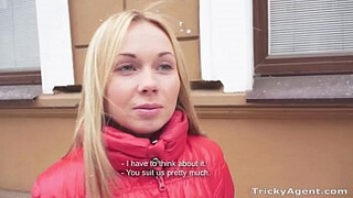 Мужик привел на частный кастинг белокурую мамочку, которую оттрахал на желтом диване