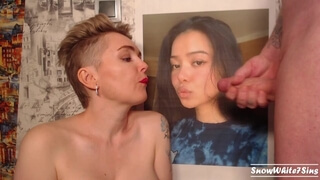 Сексуальная мамка с короткой стрижкой берет в рот член ухажера на фоне фотки его бывшей