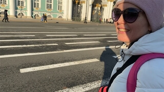 30ти летняя россиянка с цветными татуировками и большой жопой делает минет и дает партнеру в позе догги стайл