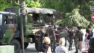 Эйфелева башня публичный секс втроем