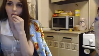 Мамаша с темными волосами и с белым маникюром встала на колени и отсосала партнеру