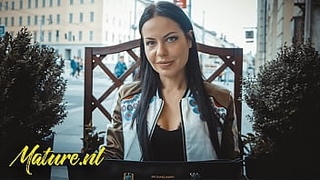 Европейская милфа с бритой пилоткой и аккуратной попкой мастурбирует пальцами и дает ловеласу в номере мотеля