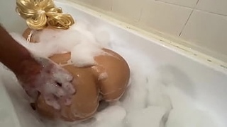 Потер спину толстой милфы в ванне с пеной, а затем отодрал ее в очко