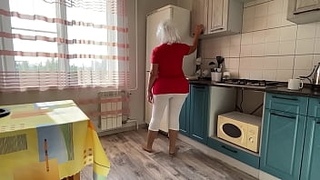 Красивая мамочка со светлыми волосами и с пышными булками отсасывает кавалеру на кухне