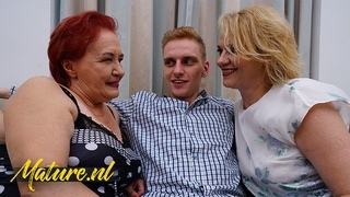Толстые бабки раздвинули ноги перед молодым ловеласом и потрахались с ним