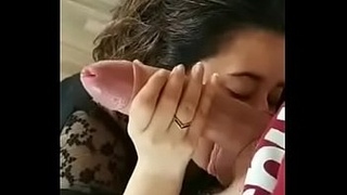 Любительская девушка сосет его яйца и огромный член