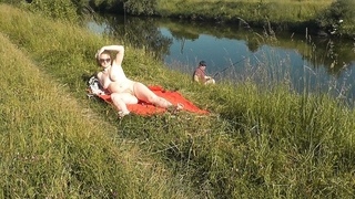 Riverside голые milf загорает не стесняется случайный рыбак. На природе. Дикий пляж. Публичная нагота