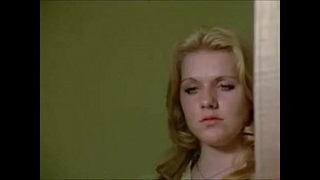 Девушка наблюдает за мамой в 3some