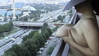 ГРУДАСТАЯ ЖЕНА РАЗДЕВАЕТСЯ ДОГОЛА НА ПУБЛИКЕ