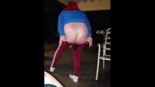 Teen Milf писает на ноги