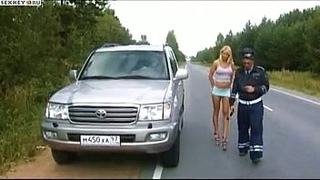Анальные извращения гламурной красотки с гаишником и её секс с несколькими парнями