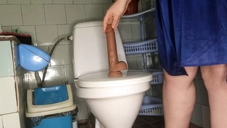 Curvy MILF писает и трахает ее дилдо в туалете