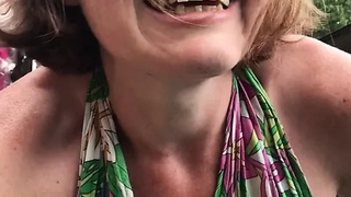 POV Супер горячая веселая хиппи цыпочка идет для мочи в ее ОЧЕНЬ упущенный сад, как она становится мисс водопад снова