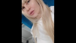 Блондинка засовывает в бритую щель длинные пальцы и старается не шуметь, чтобы не разбудить мужа