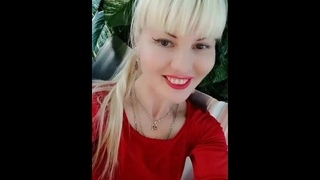 Под платьем на ней нет трусиков, только тоненькие колготки ммм мне нужно прикоснуться к ней