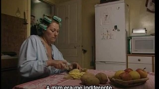 Милая пожилая домохозяйка сосет молодой член