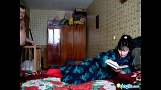 Мамаша с накрашенными глазами отсосала толстому мужу и удовлетворила его