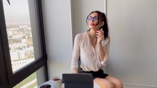 Милфа на подоконнике работает в планшете и отсасывает сожителю