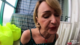 Опытная женщина с родинкой над губой захотела дать мужу в очко прямо на балконе