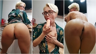 Милфа засняла кавалеру видео послание, на котором подрочила киску резиновым членом