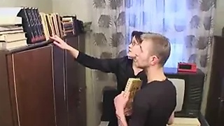 У зрелой библиотекарши в очках давно не было секса и она отдалась парню в два раза моложе её