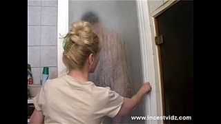 Парень купается с опытной подружкой, которой лижет волосатую щель и трахает ее