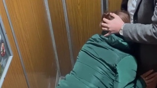 не дожидаясь дома, трахнулся прямо в лифте.