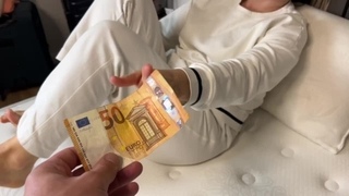 Она продает мне свои ноги за 50 евро и это происходит....