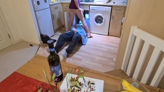 Он сосет член испуганного сантехника, потому что он не знал, что он хочет сделать с ее шлюхой.
